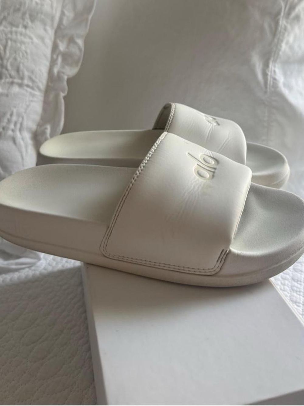 Alo Yoga white Slides size 6